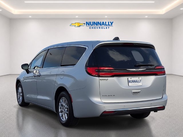 Used 2024 Chrysler Pacifica Touring-L FWD image 3
