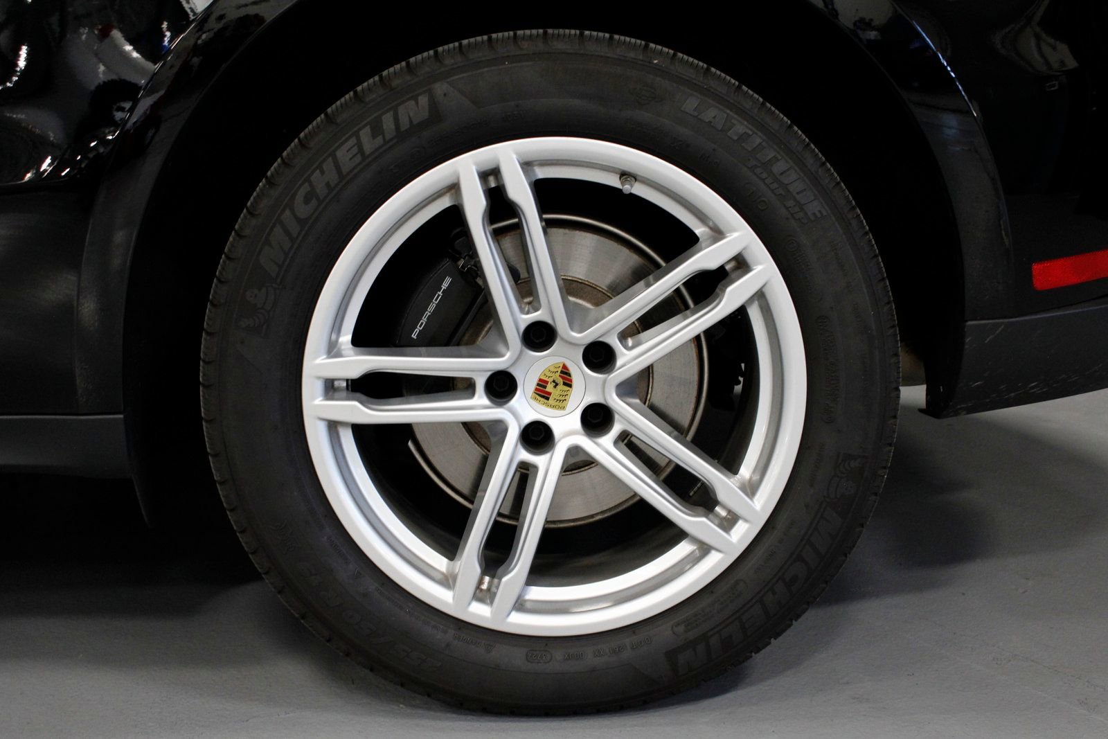 Certified 2025 Porsche Macan image 12