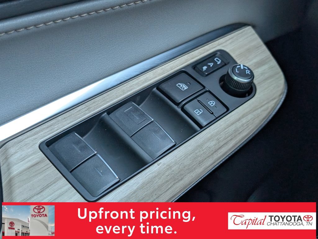 Used 2024 Toyota Venza XLE AWD/4WD image 15