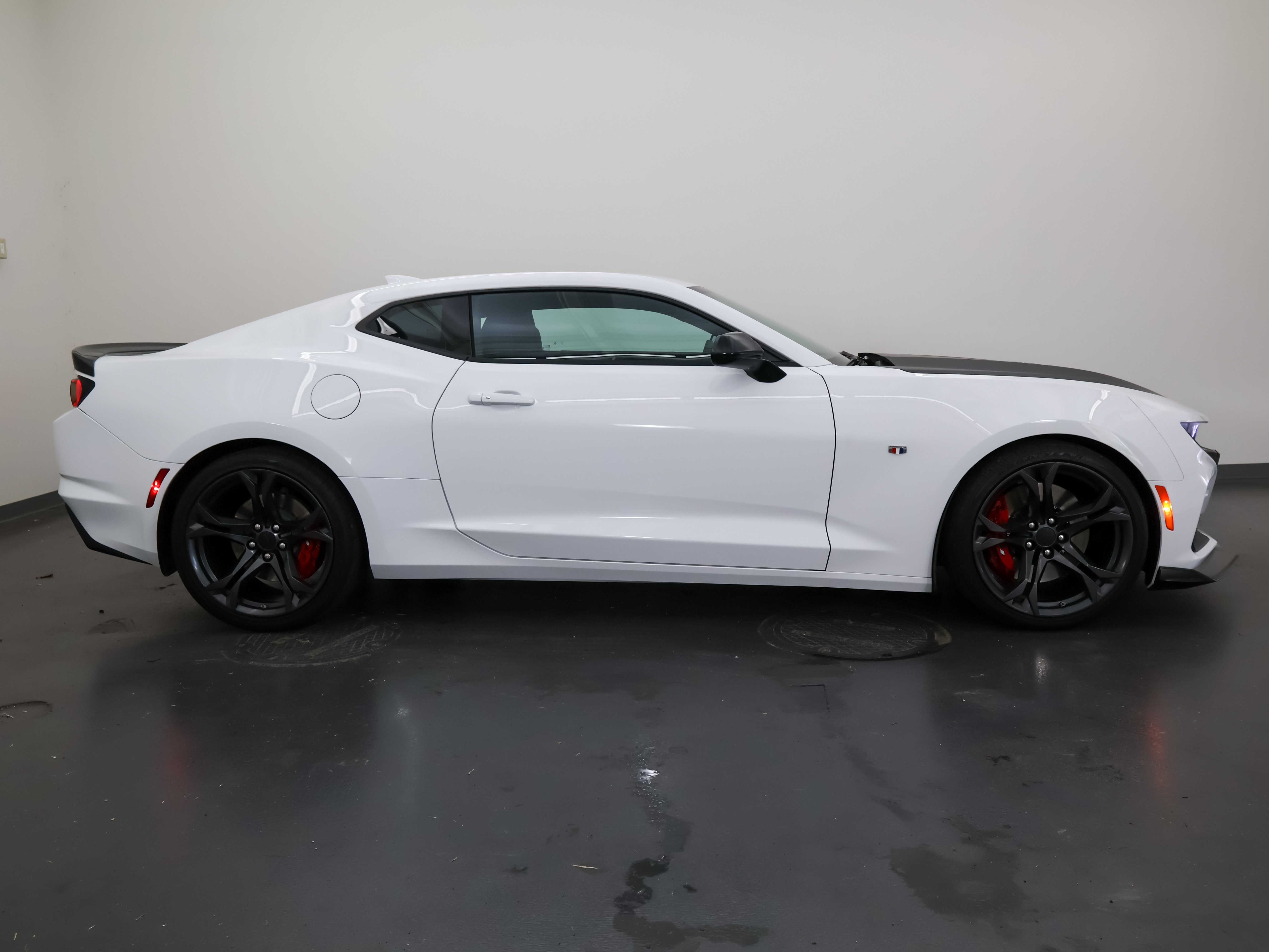 Used 2019 Chevrolet Camaro SS RWD image 2