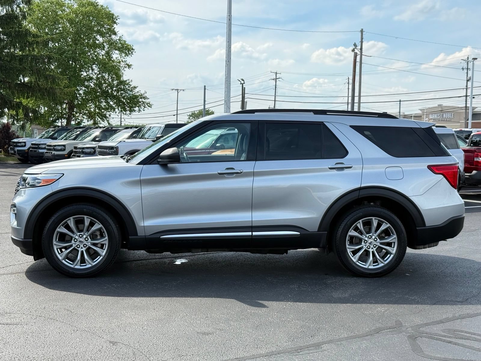 Used 2024 Ford Explorer XLT w/ Equipment Group 202A AWD/4WD image 7