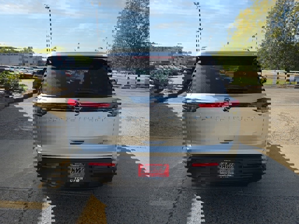 New 2025 Nissan Pathfinder SV image 5