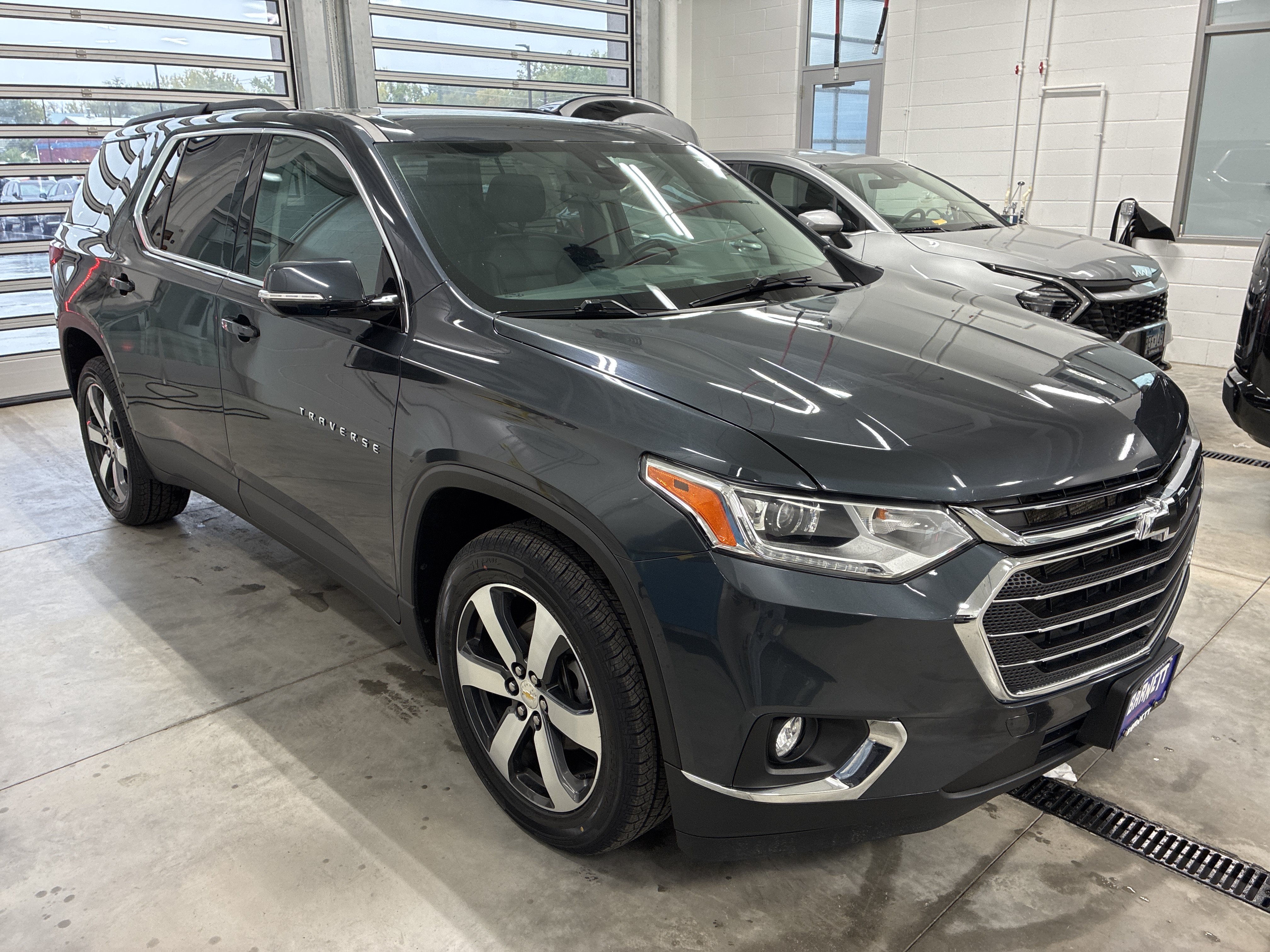 Used 2020 Chevrolet Traverse LT w/ LT Premium Package AWD/4WD image 2