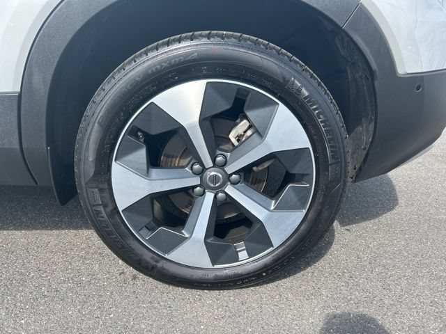 Certified 2025 Volvo XC40 B5 Plus AWD/4WD image 9