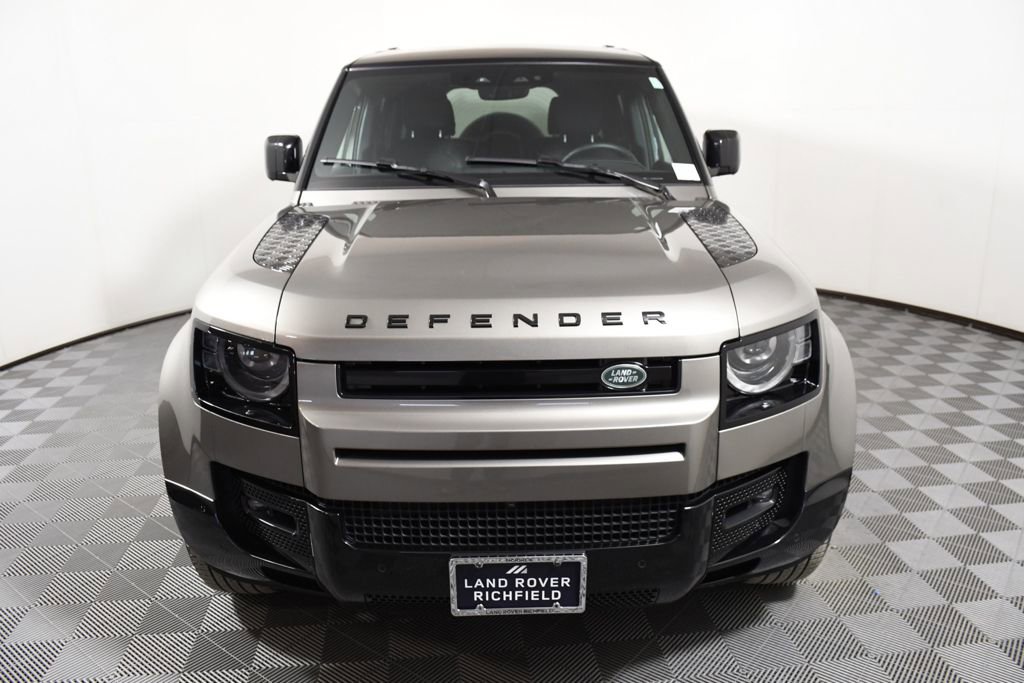 Used 2025 Land Rover Defender 130 X-Dynamic SE image 10