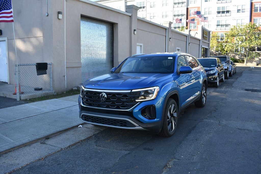 Used 2024 Volkswagen Atlas Cross Sport SE image 2