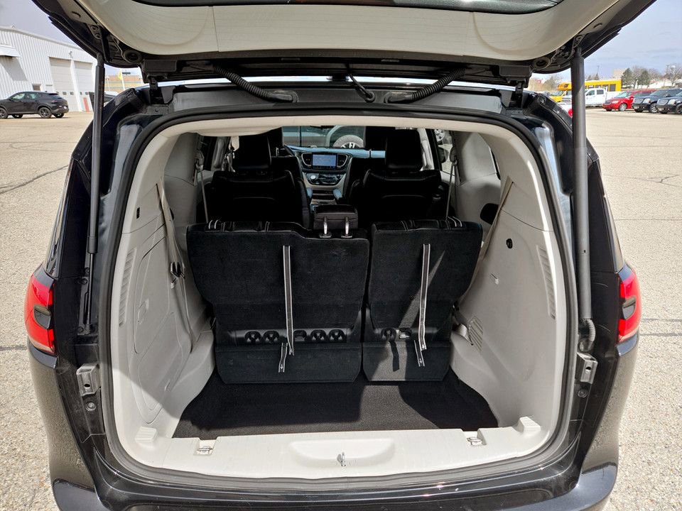 Used 2024 Chrysler Pacifica Limited FWD image 31