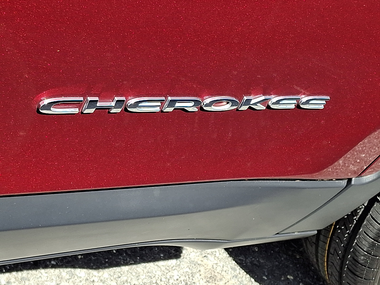 Used 2019 Jeep Cherokee Latitude Plus w/ Cold Weather Group AWD/4WD image 29