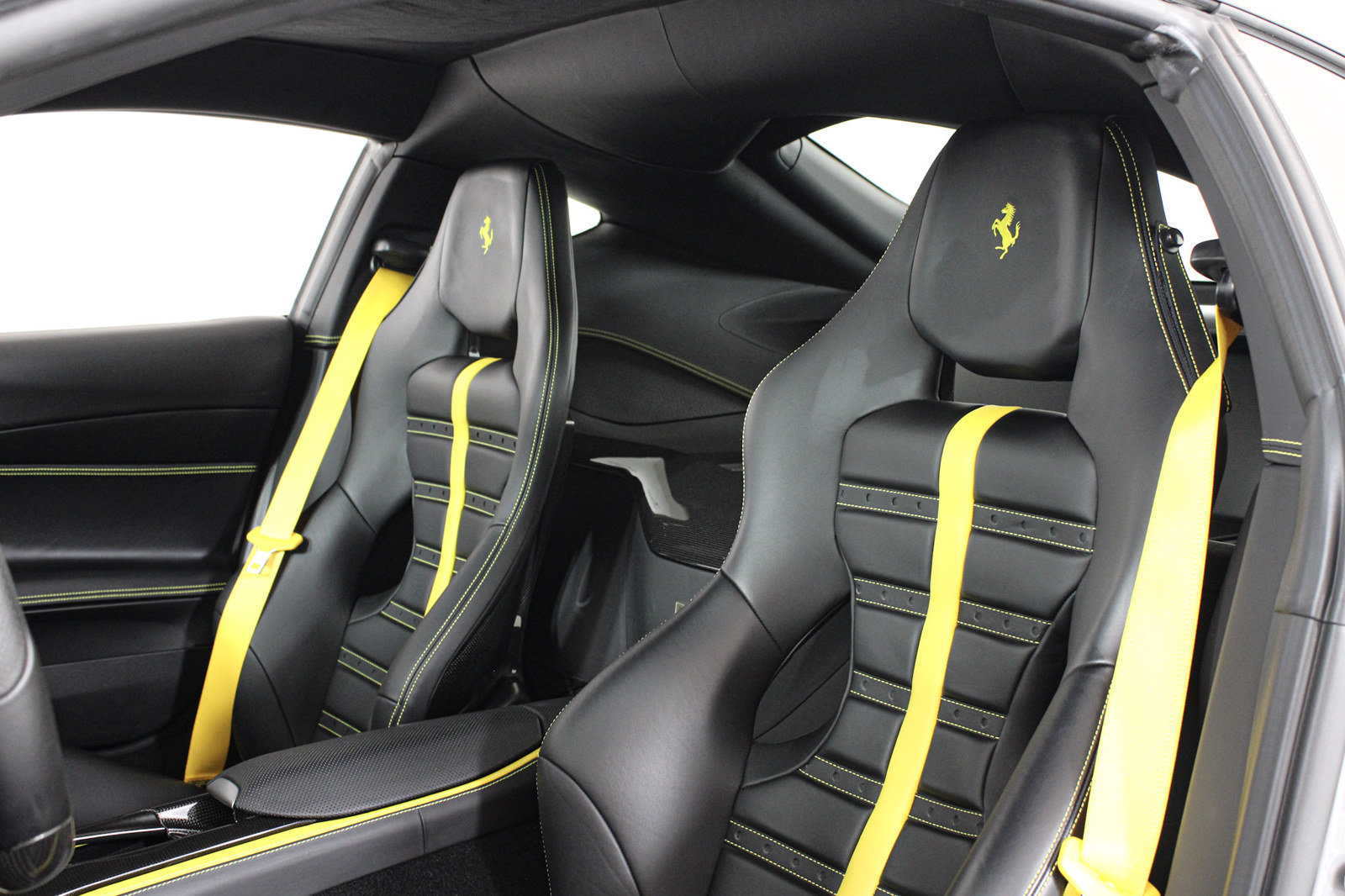 Used 2019 Ferrari 812 Superfast RWD image 32