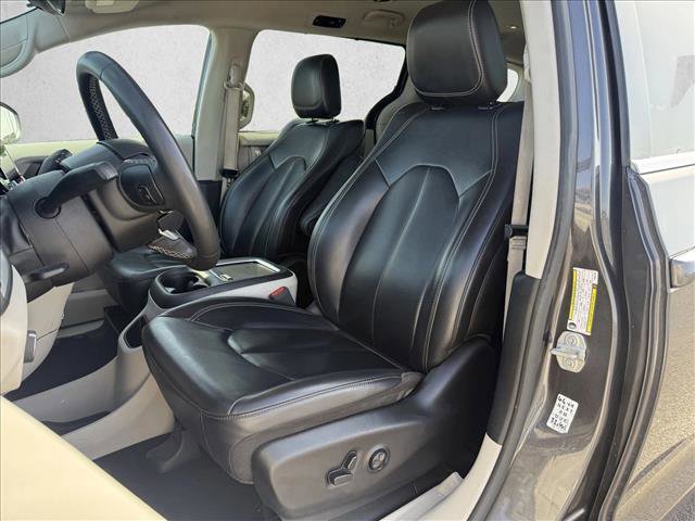 Used 2023 Chrysler Pacifica Touring-L FWD image 11