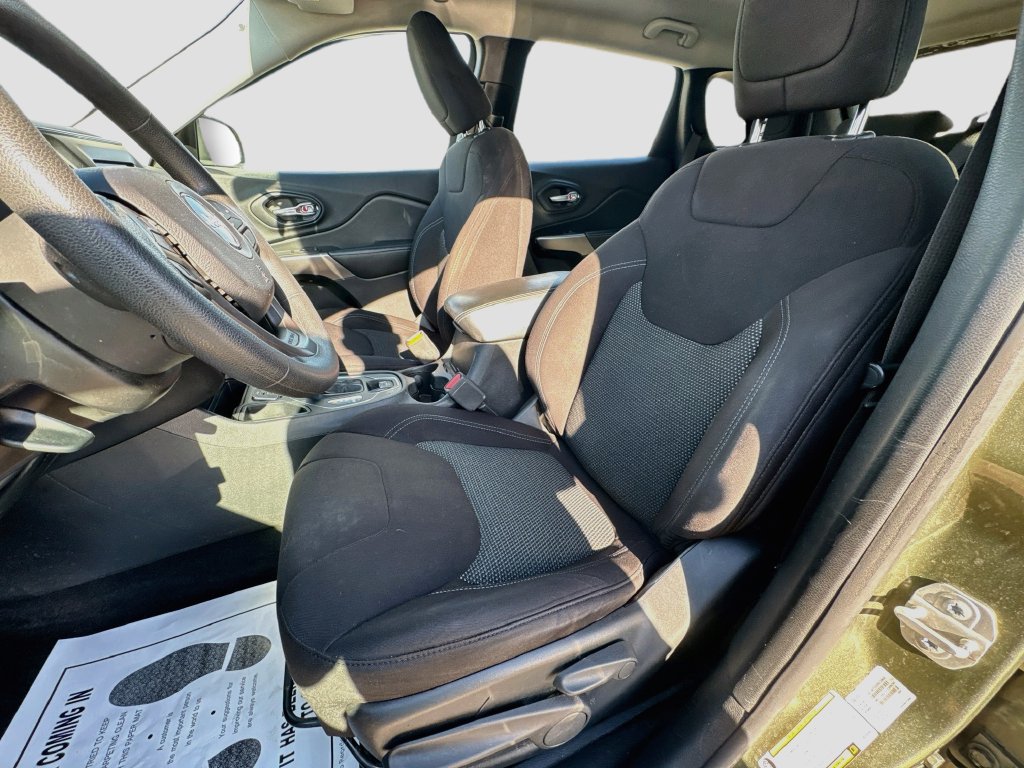 Used 2020 Jeep Cherokee Latitude FWD image 24