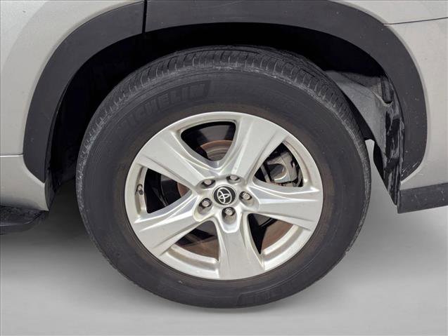 Used 2023 Toyota Highlander LE FWD image 6