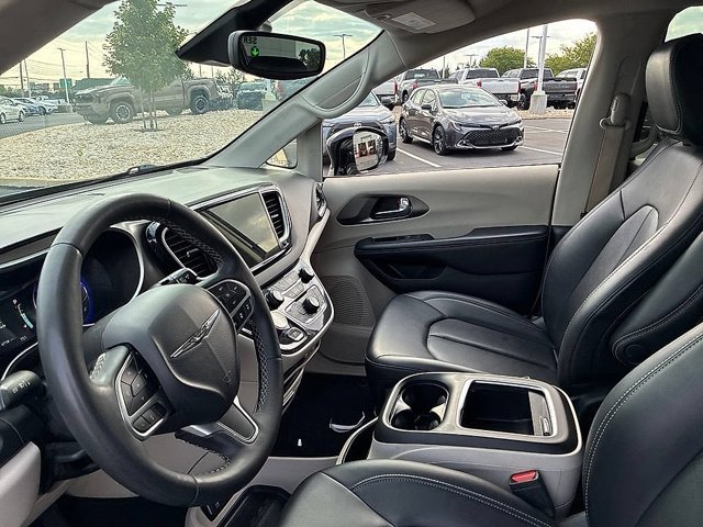 Used 2024 Chrysler Pacifica Touring-L FWD image 26