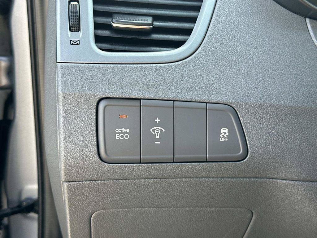 Used 2016 Hyundai Elantra SE w/ Option Group 02 FWD image 17