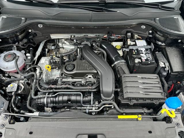 Used 2025 Volkswagen Taos SE image 12