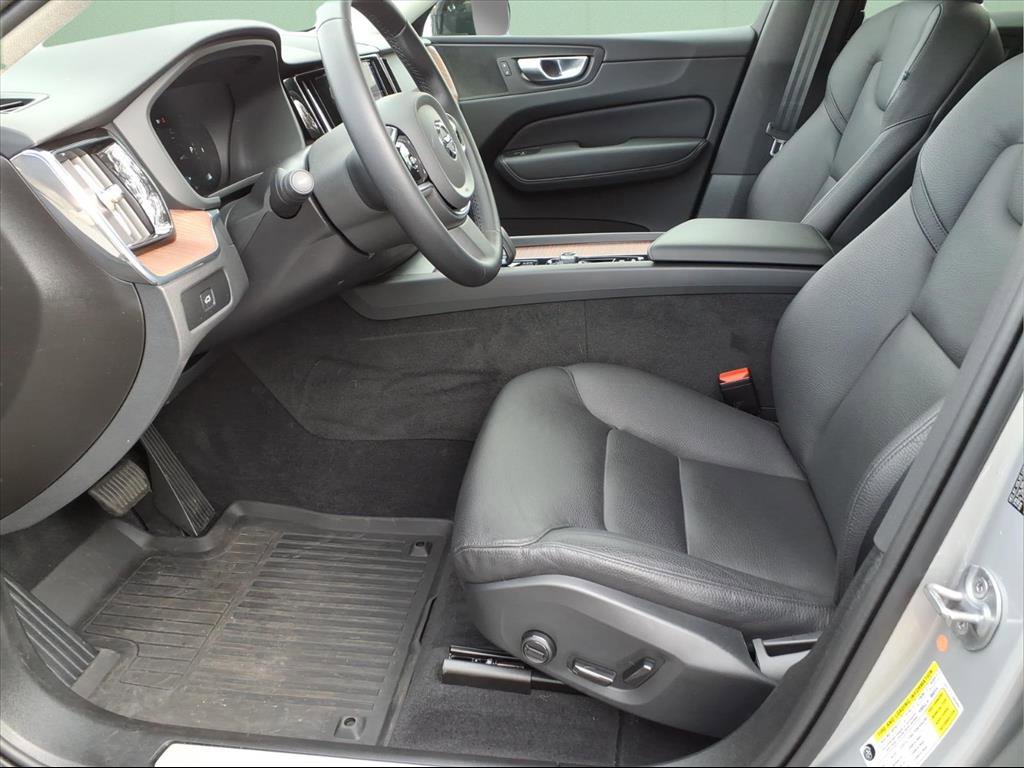 Used 2024 Volvo XC60 B5 Plus image 11
