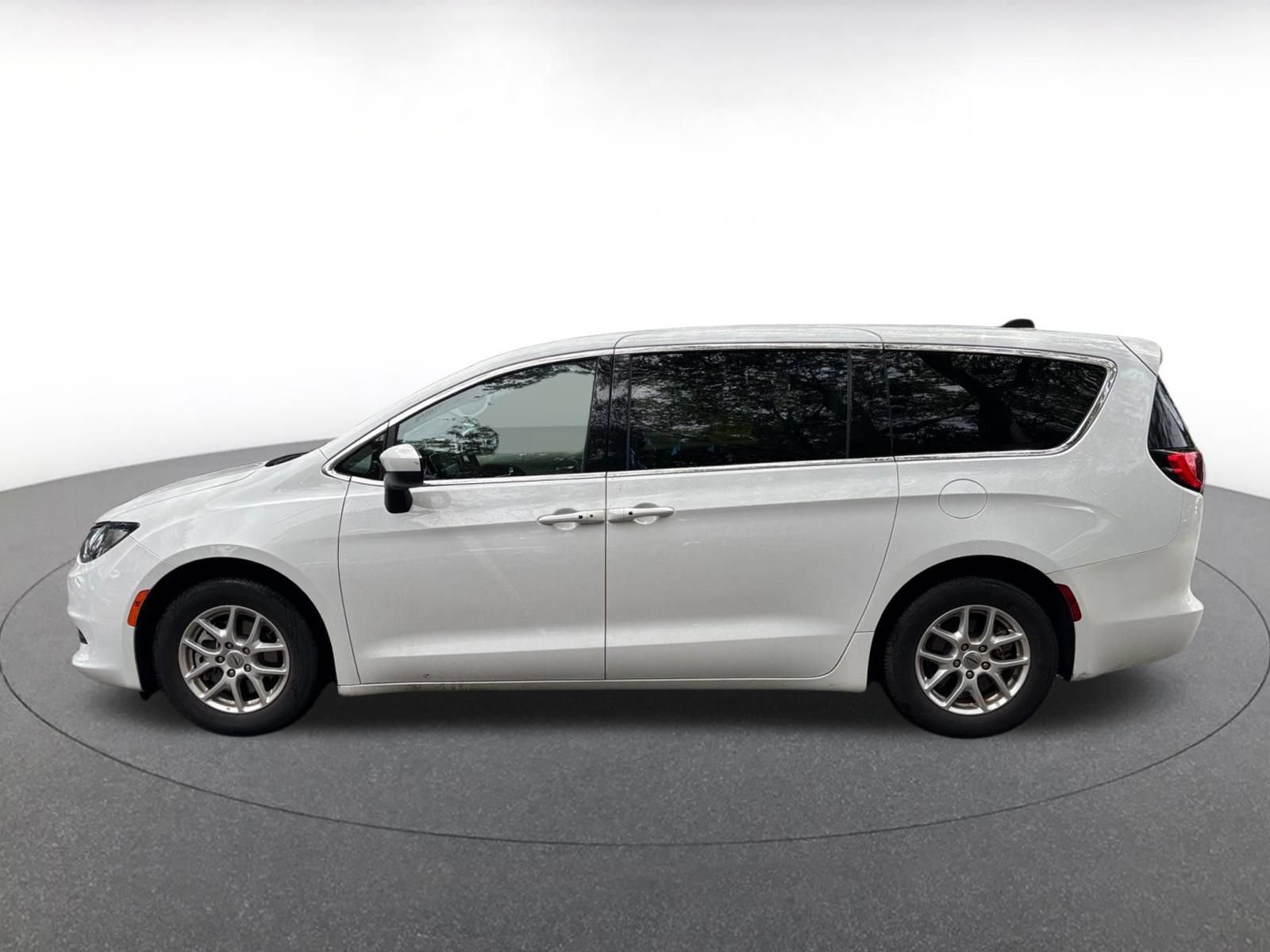 Used 2023 Chrysler Voyager LX FWD image 7