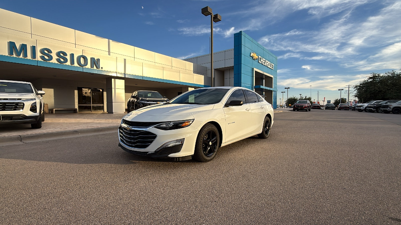 Used 2025 Chevrolet Malibu LS FWD image 2
