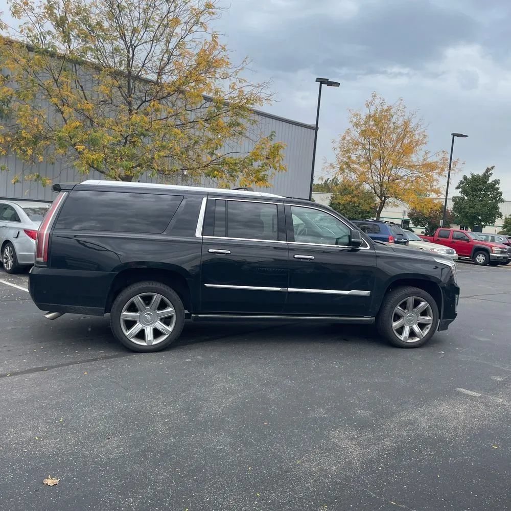 Used 2017 Cadillac Escalade ESV Premium Luxury AWD/4WD image 10