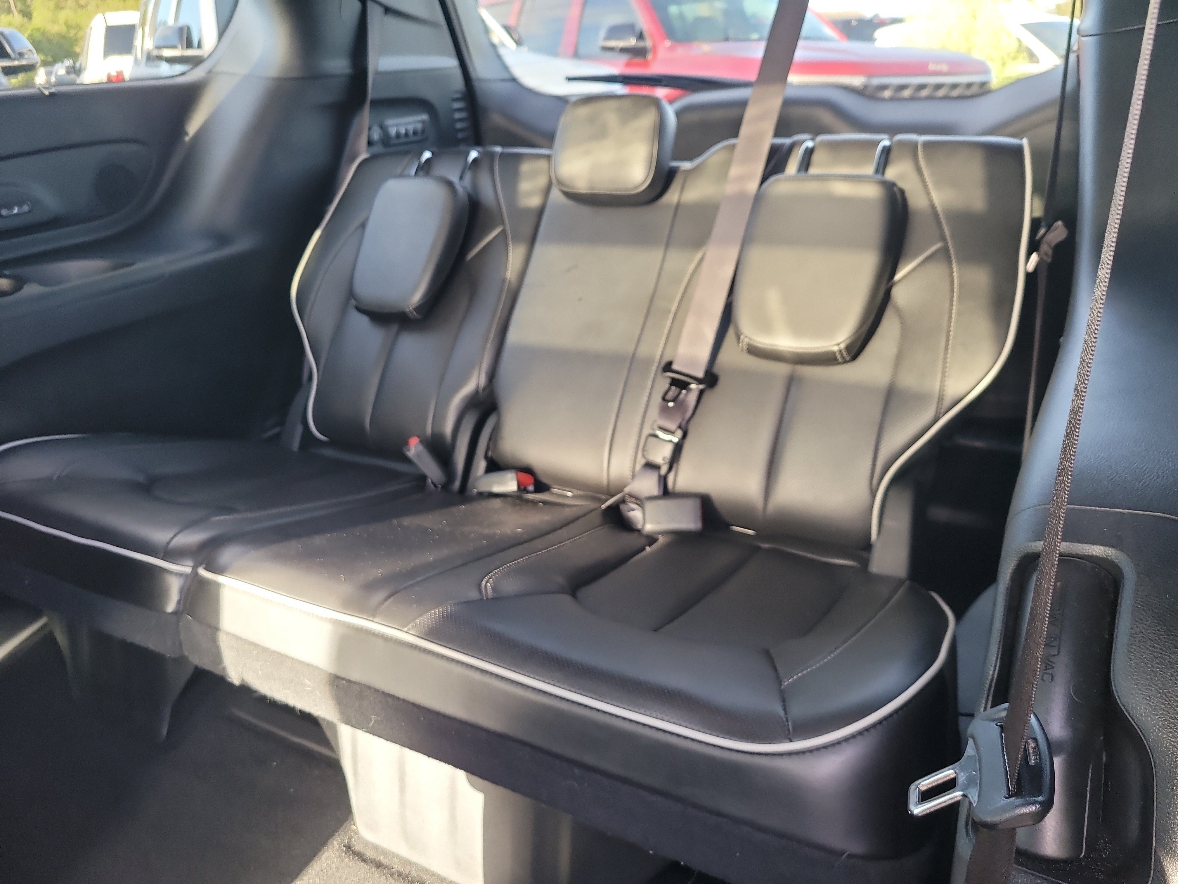 Used 2024 Chrysler Pacifica Limited w/ Uconnect Theater Family Group FWD image 11