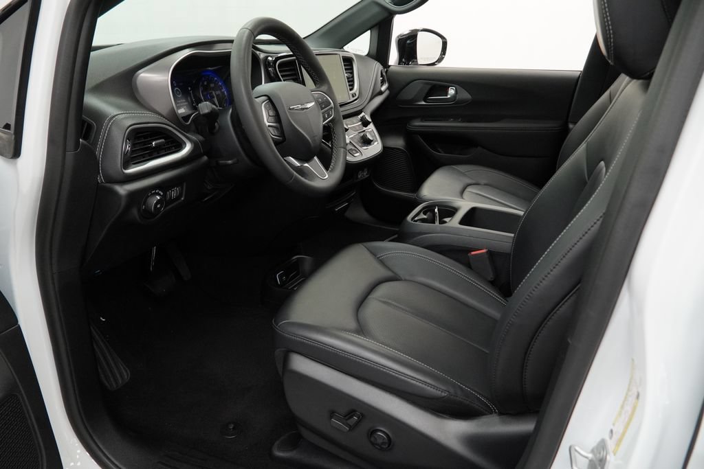 Certified 2025 Chrysler Pacifica Select AWD/4WD image 18