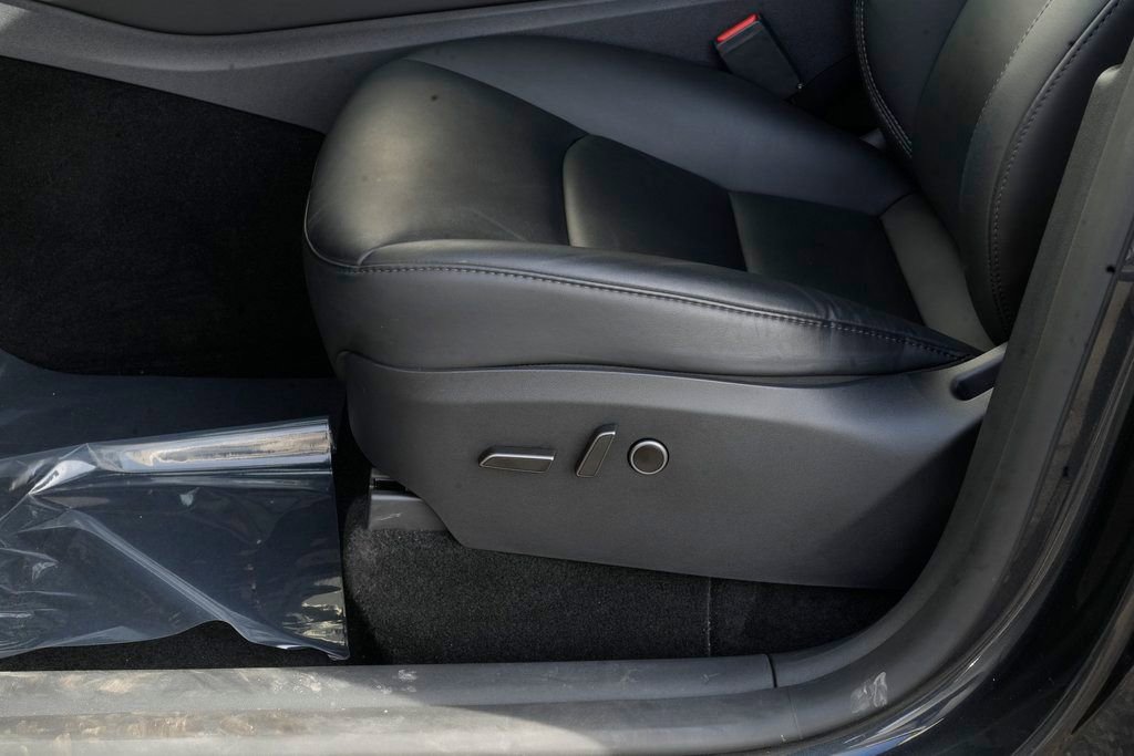 Used 2025 Tesla Model Y Long Range image 18