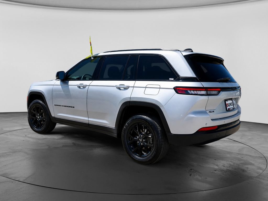 Used 2024 Jeep Grand Cherokee Altitude AWD/4WD image 7