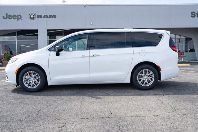 New 2026 Chrysler Pacifica Select image 2