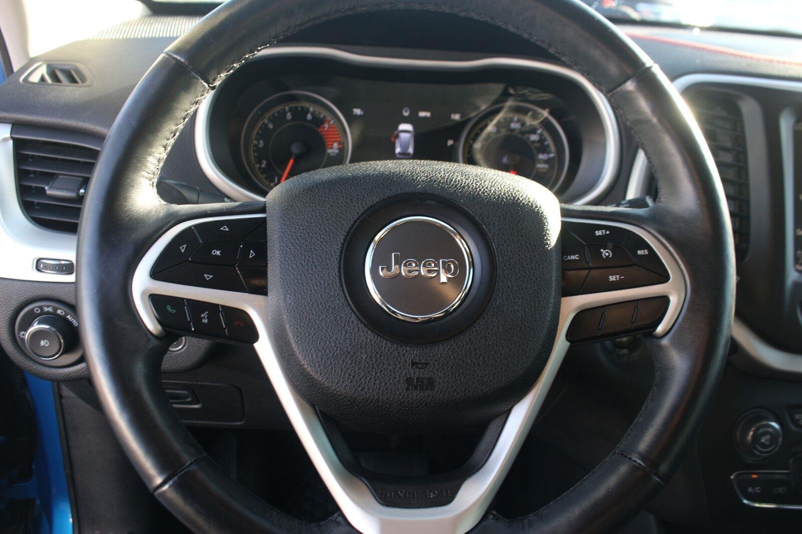Used 2018 Jeep Cherokee Trailhawk w/ Quick Order Package 27L AWD/4WD image 19