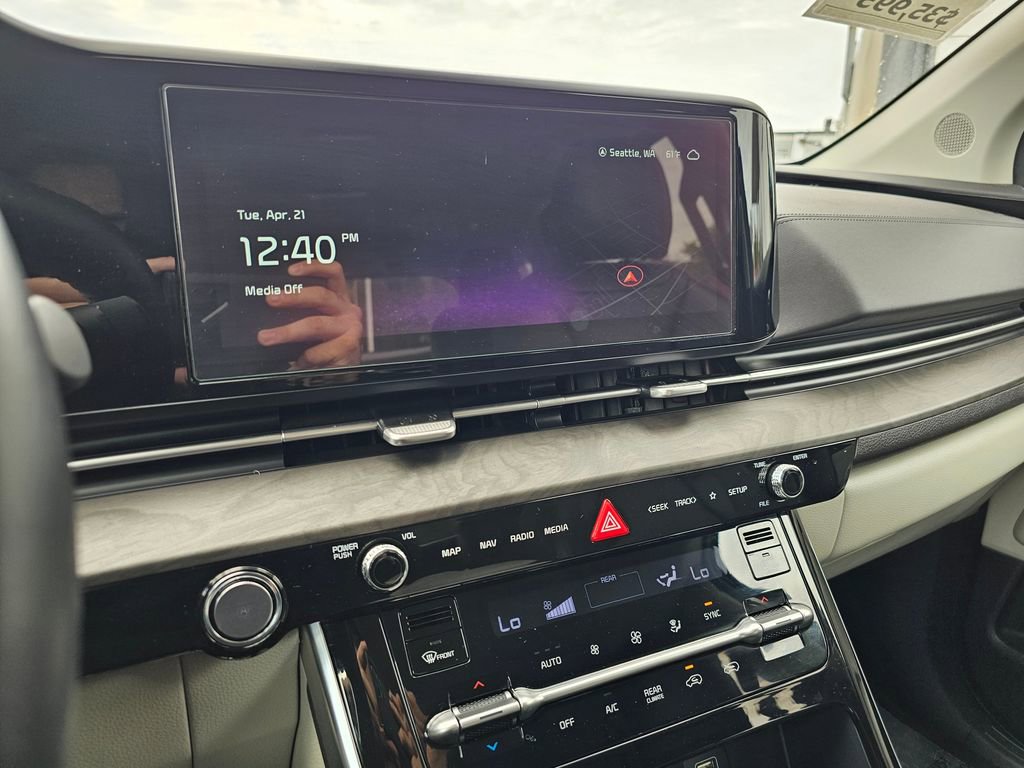 Used 2024 Kia Carnival EX FWD image 27