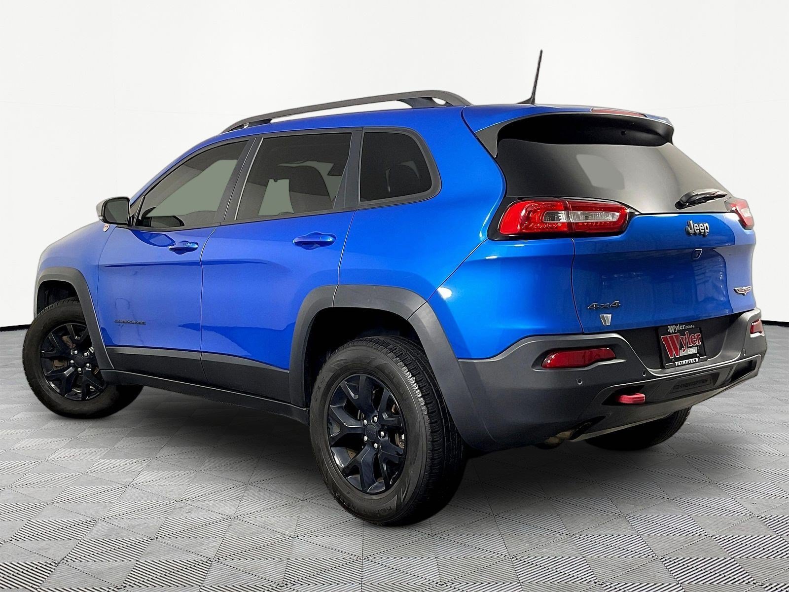 Used 2018 Jeep Cherokee Trailhawk w/ Cold Weather Group AWD/4WD image 4