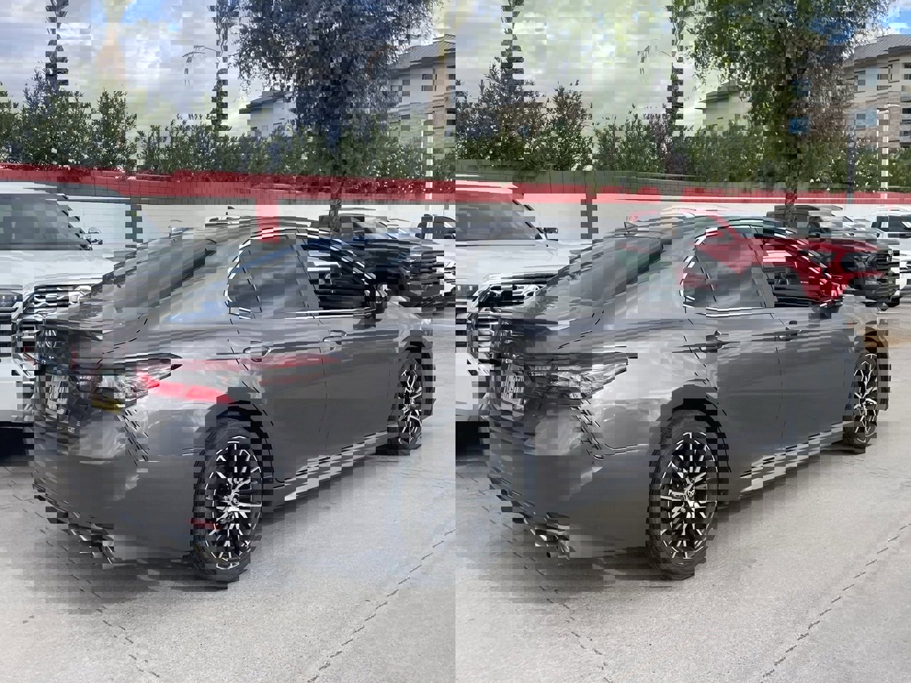 Used 2023 Toyota Camry SE image 2