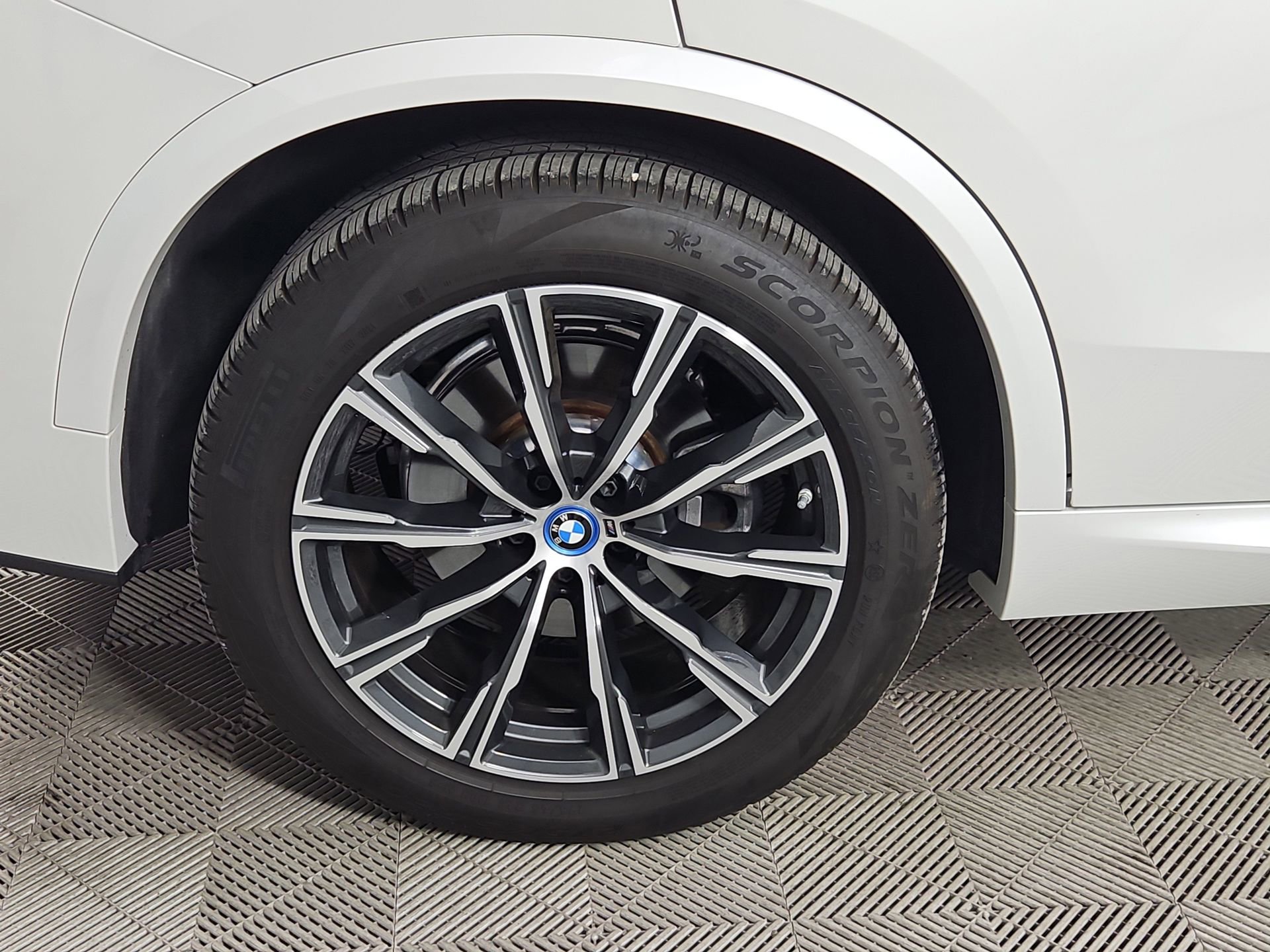 Used 2022 BMW X5 xDrive45e w/ M Sport Package AWD/4WD image 9