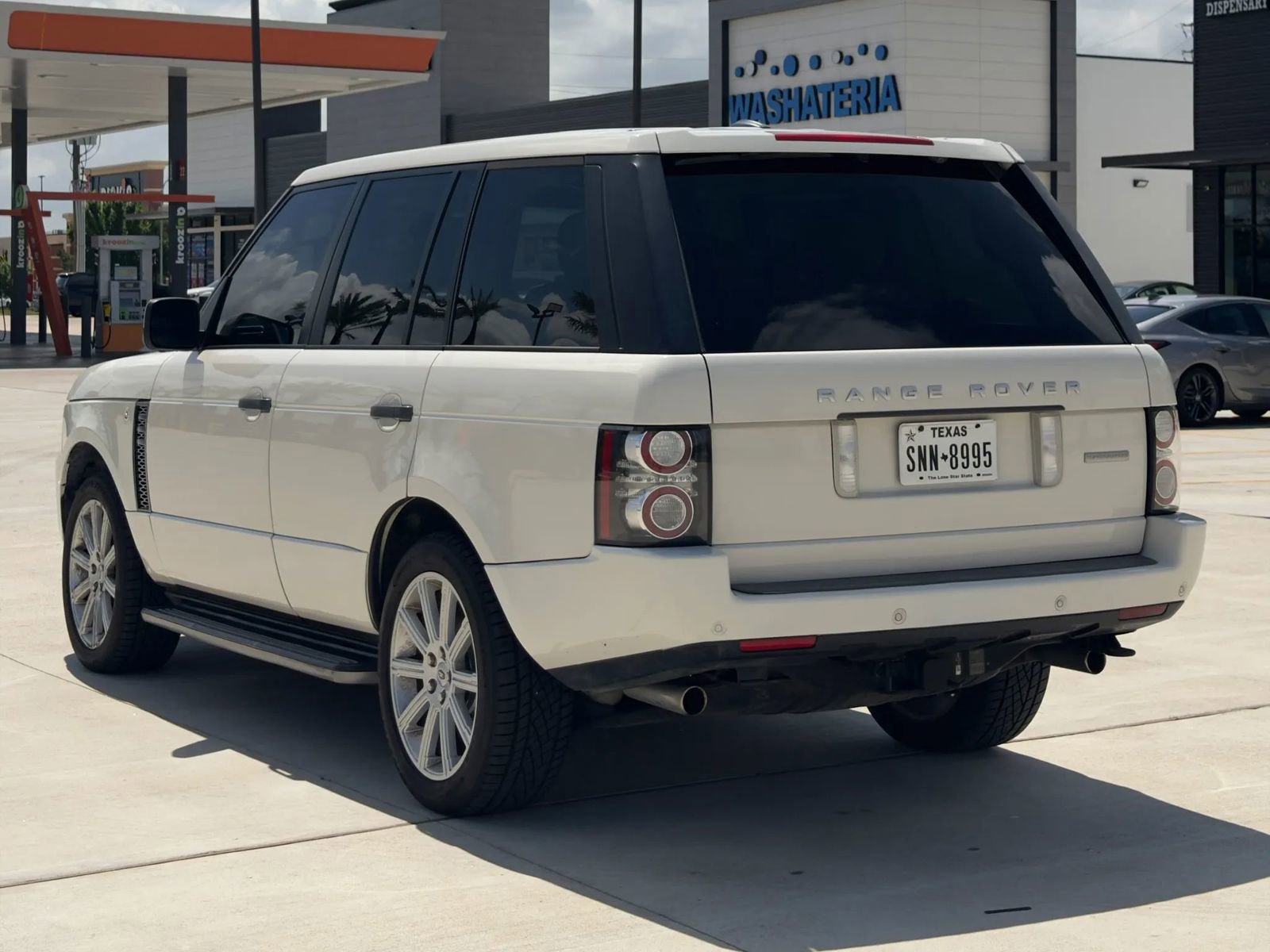 Used 2010 Land Rover Range Rover Supercharged AWD/4WD image 4