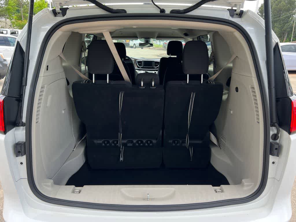 Used 2022 Chrysler Voyager LX FWD image 18