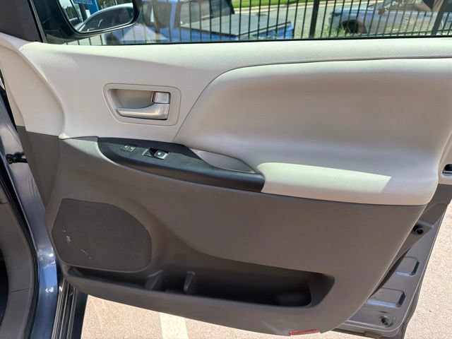 Used 2017 Toyota Sienna LE FWD image 27