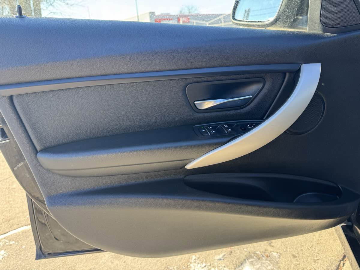 Used 2016 BMW 320i Sedan RWD image 13