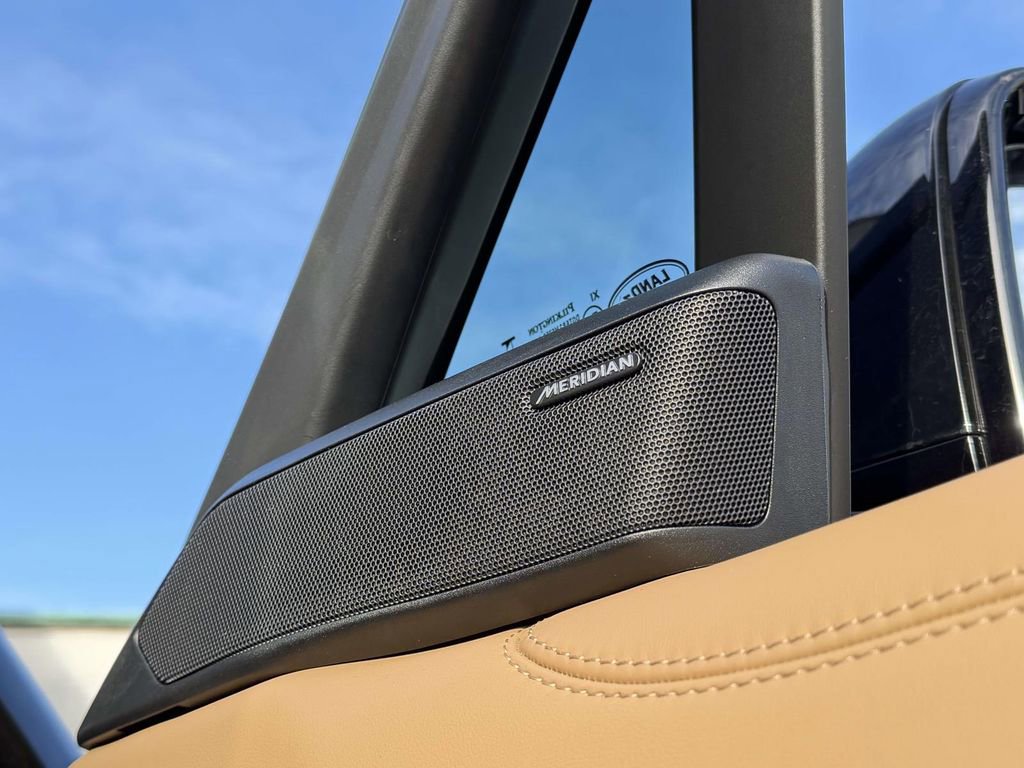 Used 2025 Land Rover Range Rover SE image 13