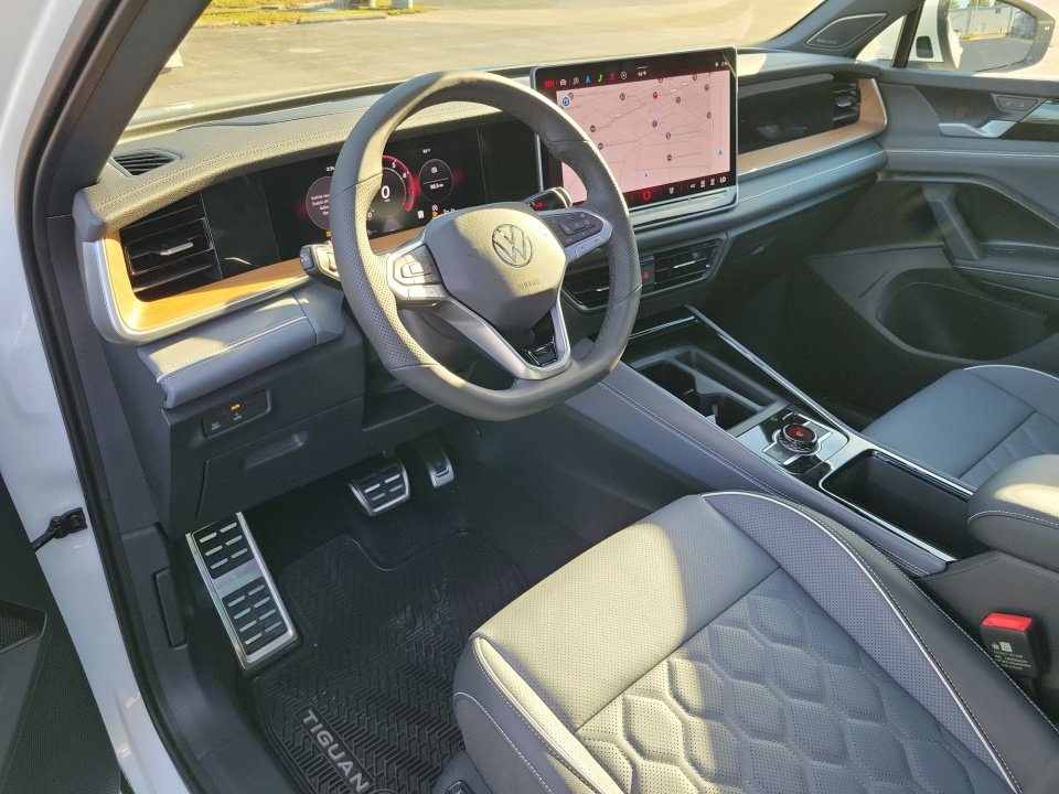 New 2026 Volkswagen Tiguan SEL R-Line image 30