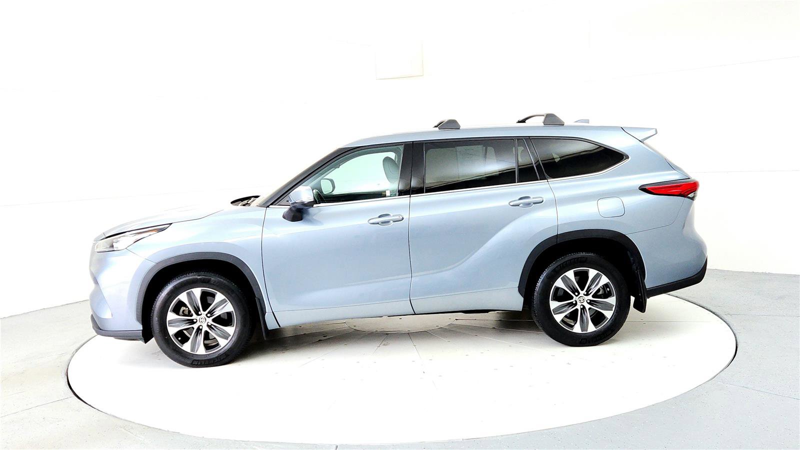 Certified 2020 Toyota Highlander XLE image 3