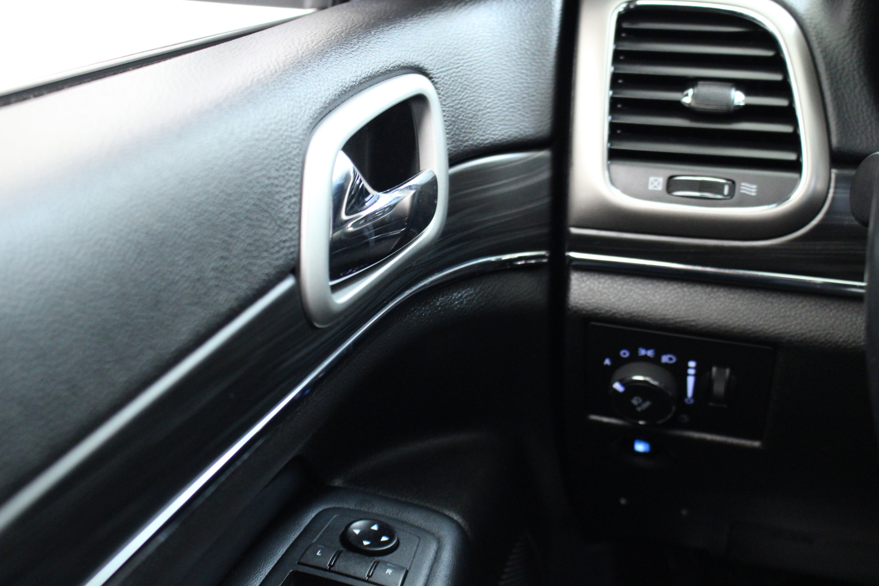 Used 2021 Jeep Grand Cherokee Limited w/ Trailer Tow Group IV image 17