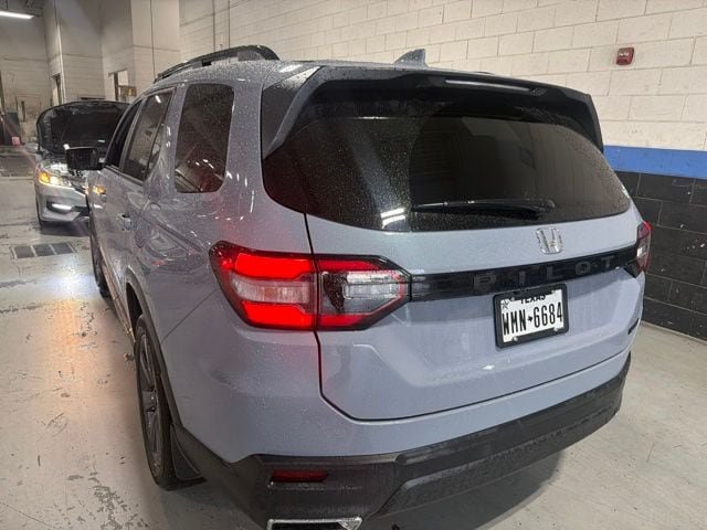 Used 2025 Honda Pilot Sport image 6