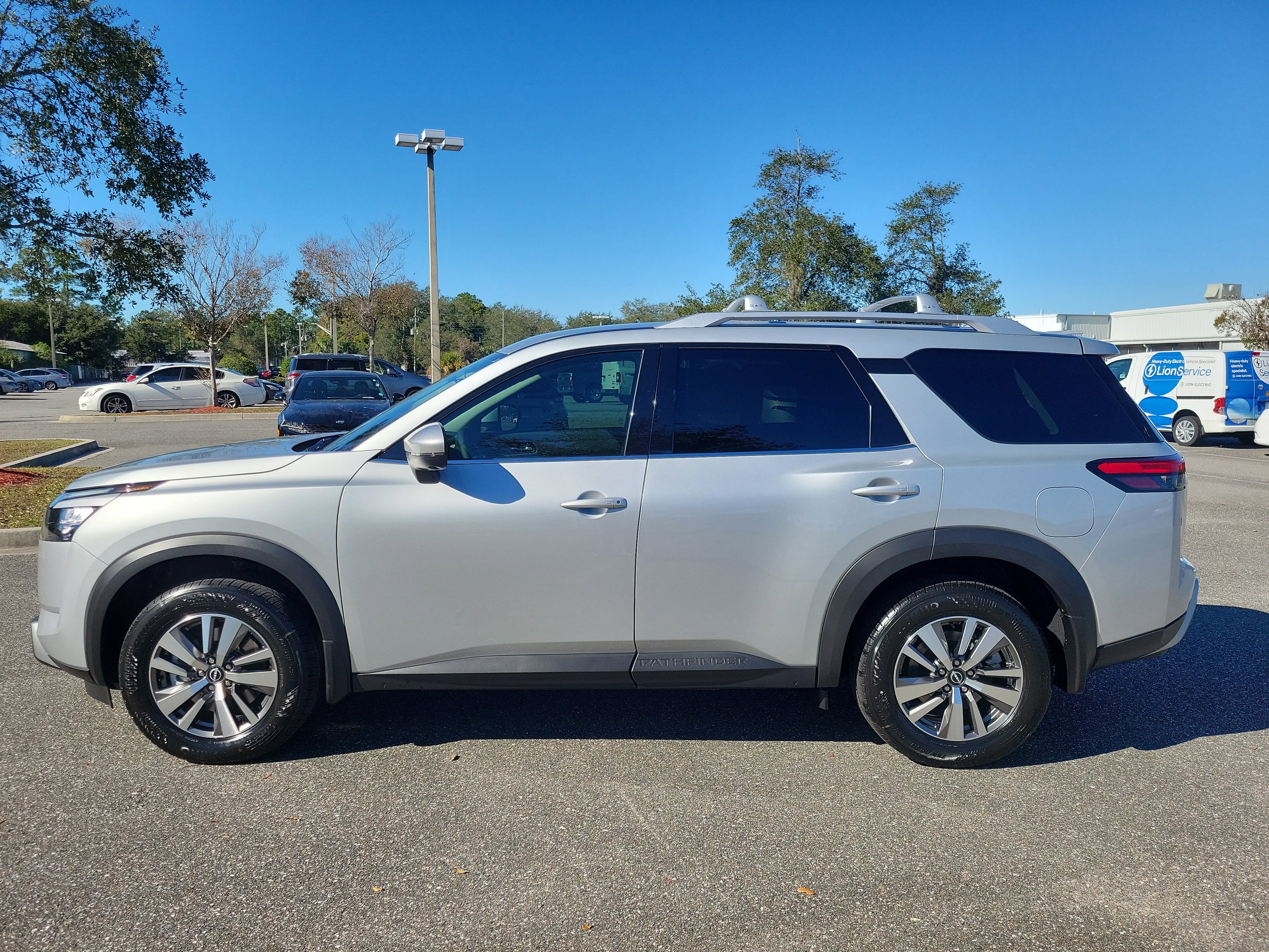 New 2025 Nissan Pathfinder SL image 8