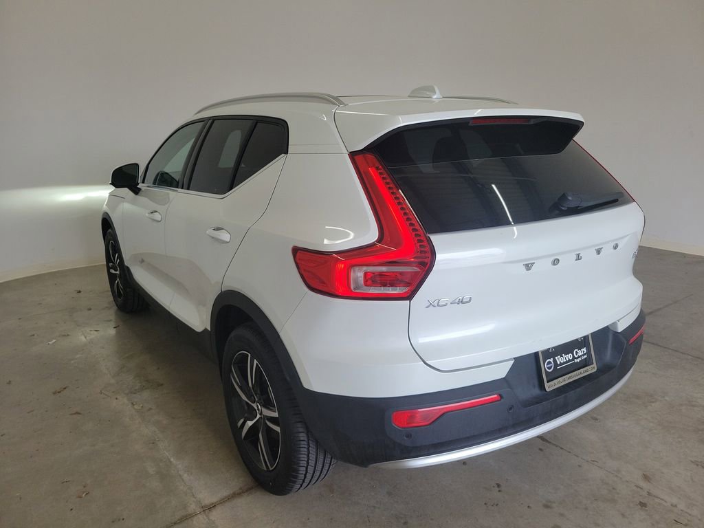 Used 2025 Volvo XC40 B5 Core image 7