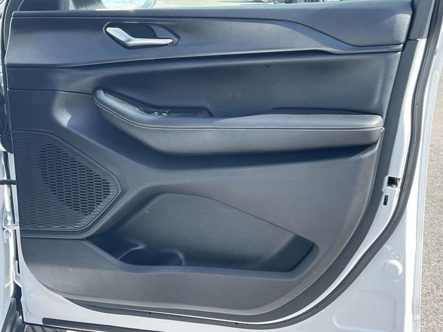 Used 2023 Jeep Grand Cherokee Laredo image 25