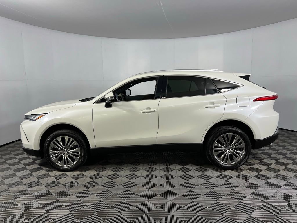 Used 2022 Toyota Venza XLE image 10