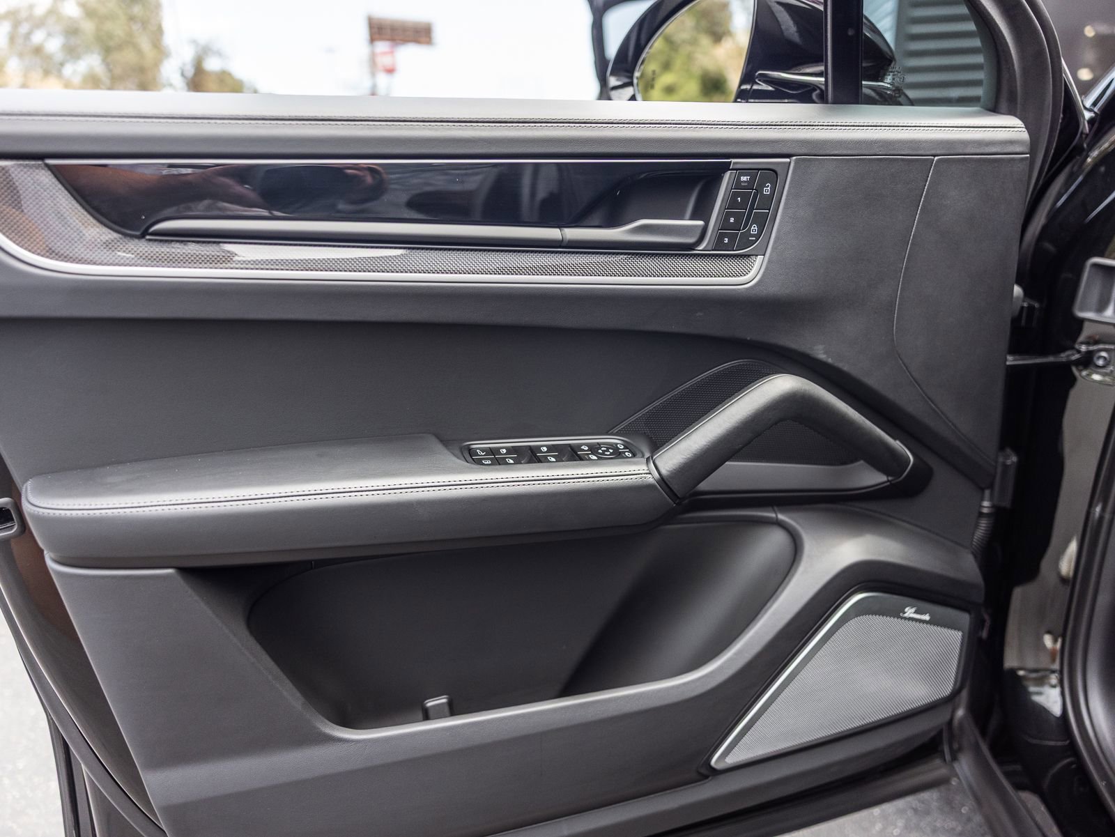 Certified 2025 Porsche Cayenne Turbo AWD/4WD image 18
