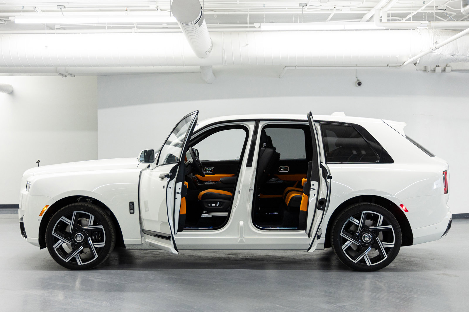 New 2026 Rolls-Royce Cullinan Black Badge image 23