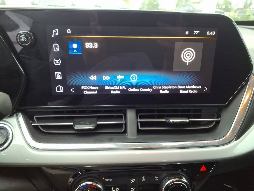 Used 2025 Chevrolet Trax LT w/ LT Convenience Package FWD image 13