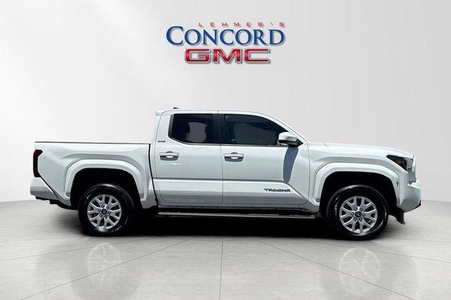 Used 2024 Toyota Tacoma SR5 w/ SR5 Upgrade Package AWD/4WD image 3